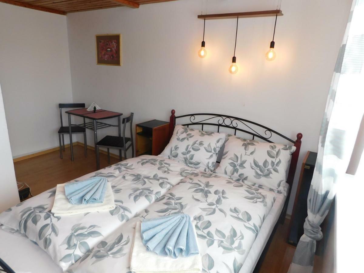 Pod Dubom Apartman Lipótszentmiklós Kültér fotó