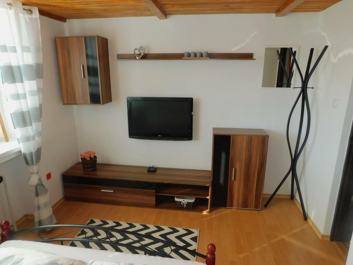 Pod Dubom Apartman Lipótszentmiklós Kültér fotó